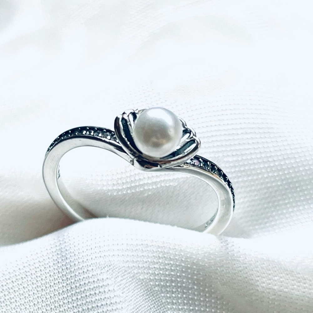 Elegant Silver Pearl Ring
